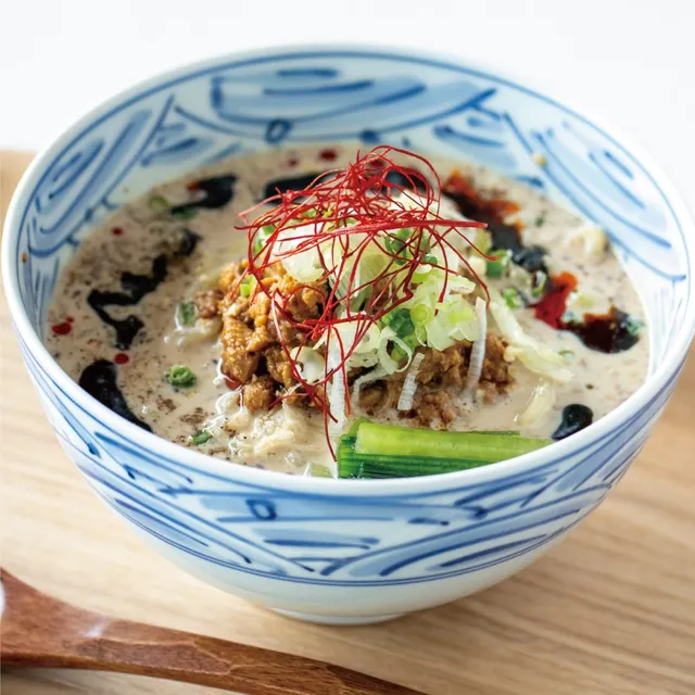【自家製ラー油と極上肉味噌で引き立つ、
至高のヴィーガン豆乳担々麺🍜】
.

植物性由来であることを忘れてしまうほど、
奥深く本格的な味わいの一杯をお届けいたします。
.
国産大豆にこだわった
「L