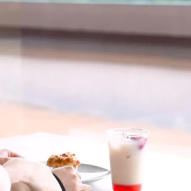 【桜は今週末がピーク！季節限定いちごメニュー🍓】

CAFE USEUM ARITA周辺の桜並木が、満開を迎えています🌸
美しい桜を眺めながら、季節を楽しむ限定ドリンクはいかがですか？
ぜひ、皆さ