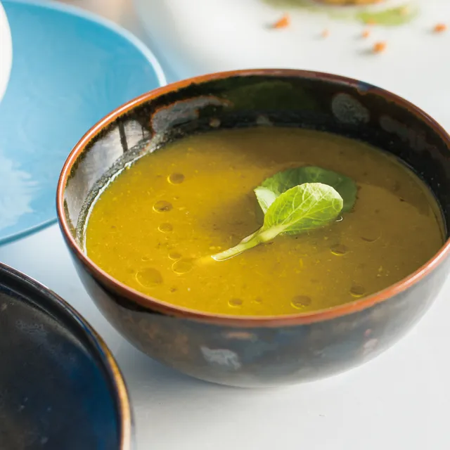 【野菜の力を引き出す、重ね煮のポタージュ。】

東洋の「陰陽（いんよう）」の考え方を取り入れた、
「重ね煮」のポタージュ。

上に向かって伸びる性質を持つ「陰」の野菜と、
下に向かって根を張る性質を持