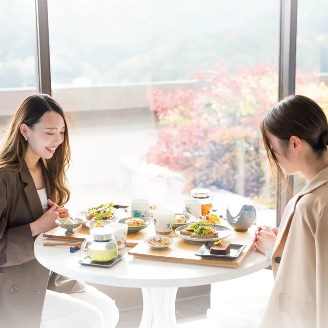 【人間国宝の器で、ティータイム。】

九州陶磁文化館の中にある
CAFE USEUM ARITAでは
人間国宝が手がけた器で楽しむ
特別なアフタヌンティーをご用意しています。

人間国宝の作品は、
本