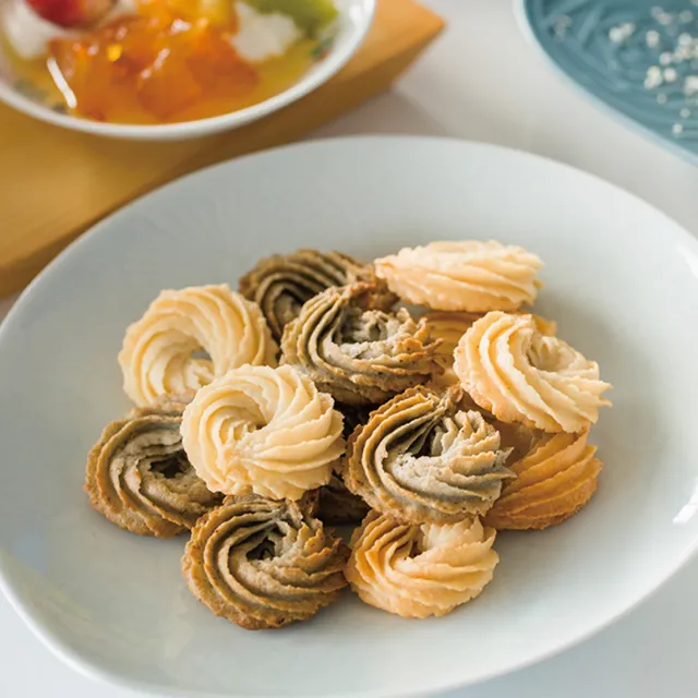 【陶芸の「菊練り」をモチーフにした、オリジナルクッキー。】

「菊練り3年、ロクロ10年」といわれるほど、
陶芸において最も大切で欠かせない工程「菊練り」。
土を練る際に生まれる、菊の花のような美しい