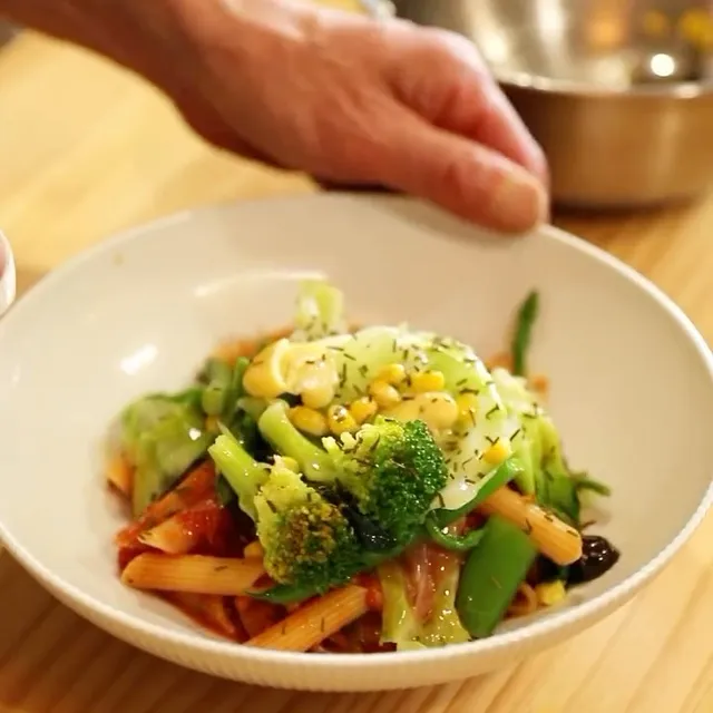 【今週末まで！：美しい器で味わう、
季節野菜のトマトソースパスタ🍝】

.
新緑の季節とともに、こちらの特別なパスタが
間もなく見納めとなります。
.
「ランチとして、もう少ししっかり食べたい」
そ
