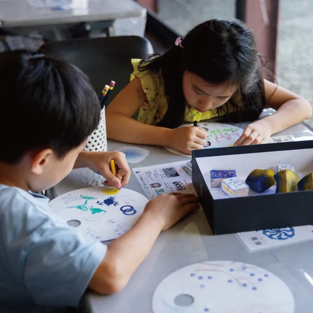 【夏休みイベント開催中！🎨✨】

九州陶磁文化館では、8月23日まで
親子で楽しめる体験フェスタを開催中！

有田焼マグカップへの絵付けや
有田焼文様のうちわ作りなど、
この夏ならではの体験が盛りだ