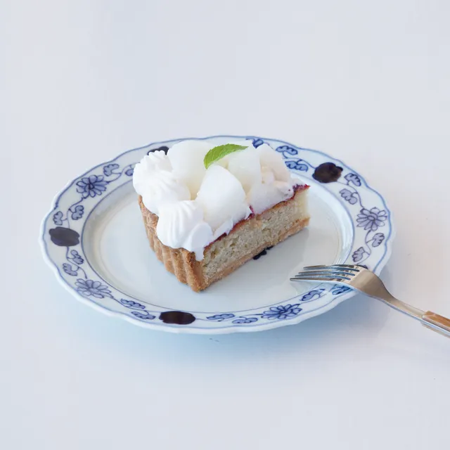 【10月17日（土）販売開始！季節限定の梨のタルト🍐】

香ばしく焼き上げた米粉のタルト生地に、
アーモンドクリームと桑の実ジャムを重ね、
なめらかな呉豆腐クリームと旬の梨を合わせました。

梨のみ
