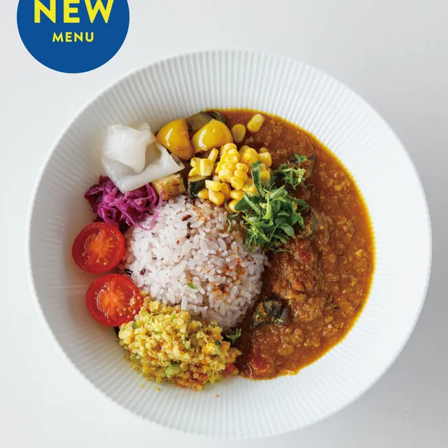【ヴィーガンスパイスカリー：大地の恵みを五感で味わう、体にやさしいランチ🍛】
.
有田の豊かな自然が育んだ食材と、奥深いスパイスが心地よく調和する一皿をご用意いたしました。
.
味の深みを引き立てる