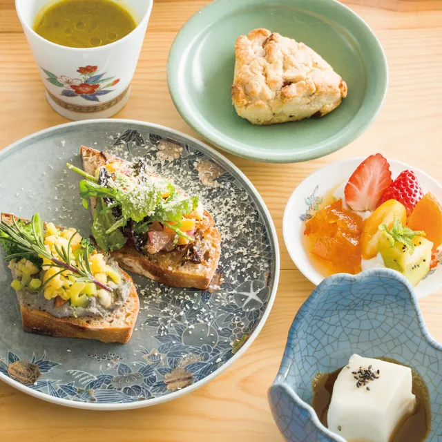 【人間国宝の器で、ティータイム。】

九州陶磁文化館の中にある
CAFE USEUM ARITAでは
人間国宝が手がけた有田焼の器で楽しむ
特別なアフタヌンティーをご用意しています。

人間国宝の作品