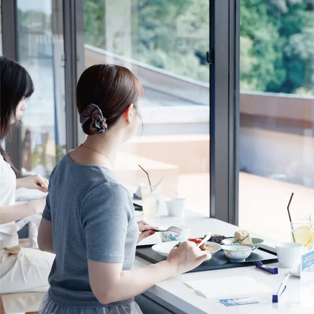 【器と料理をゆっくり楽しむカフェ時間を過ごしませんか？】

佐賀県有田町・九州陶磁文化館内にある
「CAFE USEUM ARITA」。

美しい器を眺めながら食事を楽しんだり、本をめくりながらひと息